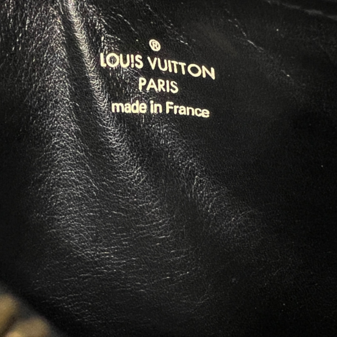 LOUIS VUITTON ETUI AUS SUHALI LEDER IN NOIR