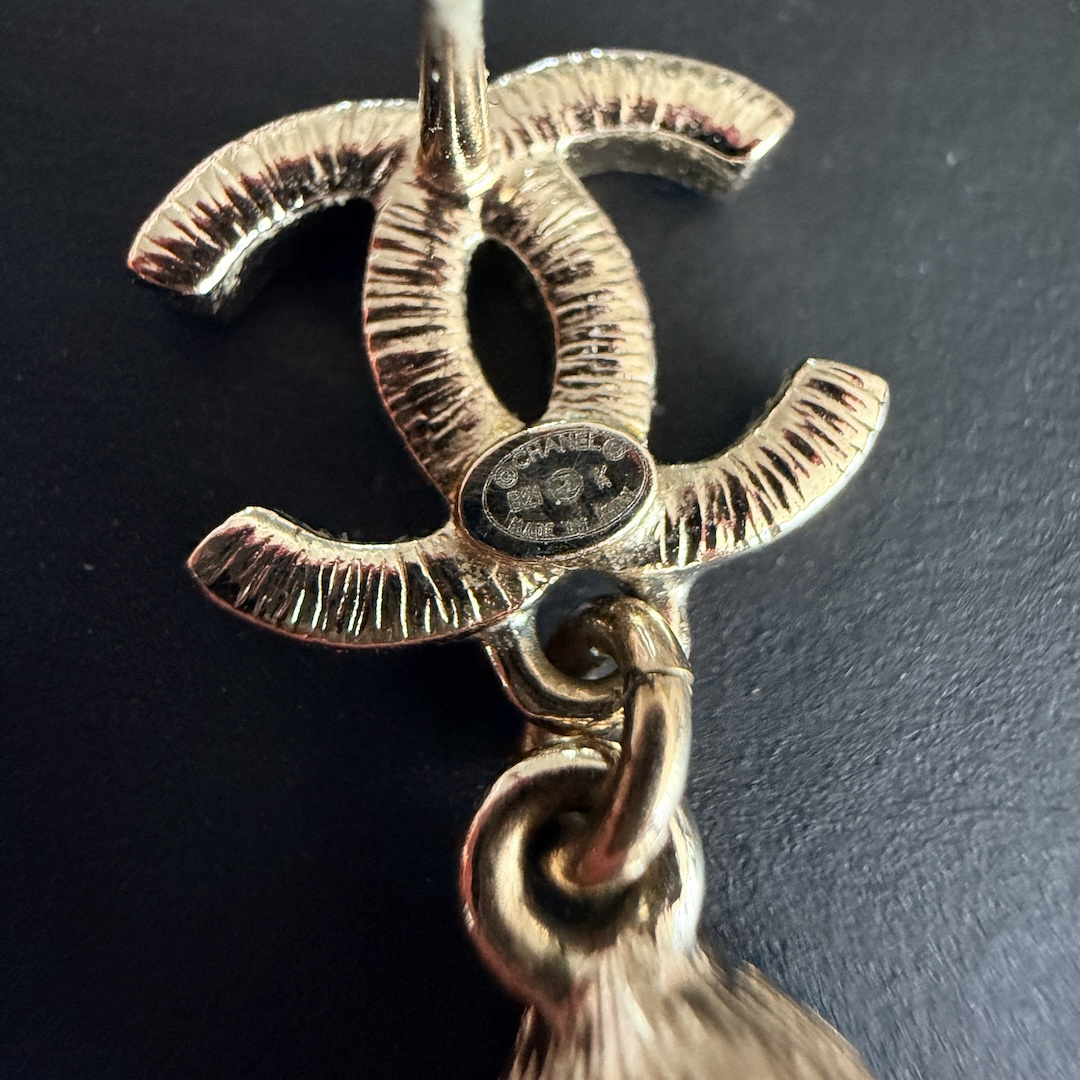 CHANEL OHRSTECKER AUS GOLDFARBENEM METALL MIT STRASS UND SCHMUCKSTEINEN VERZIERT