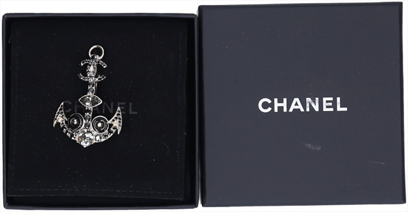 CHANEL BROSCHE AUS GOLDFARBENEM METALL MIT STRASS VERZIERT CHANEL BROSCHE AUS GOLDFARBENEM METALL MIT STRASS VERZIERT