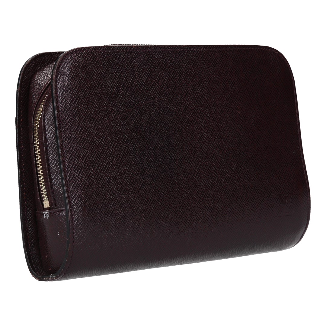 LOUIS VUITTON POCHETTE BAIKAL CLUTCH AUS TAIGA LEDER IN ACAJOU