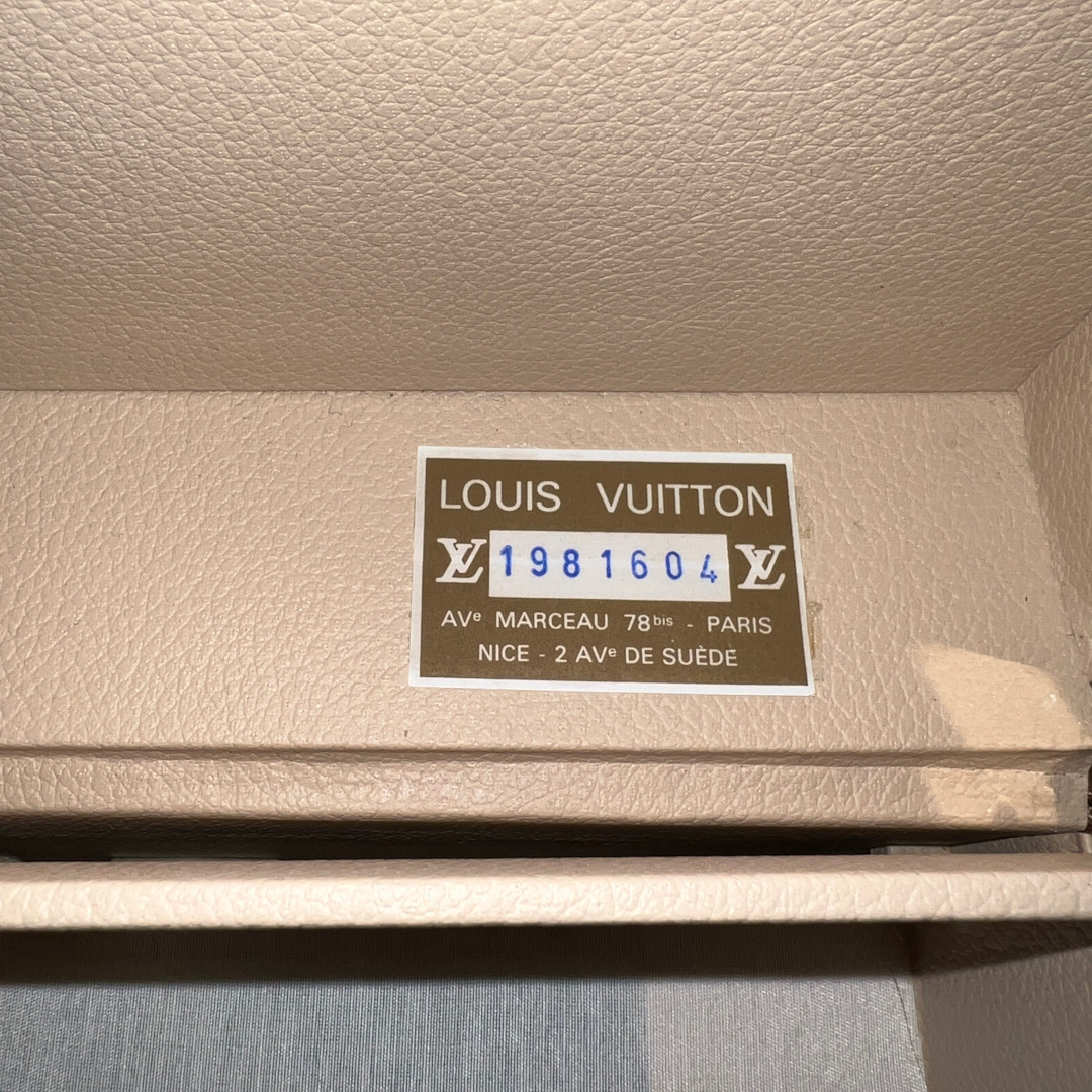 49046-LouisVuitton-Koffer-Monogram_2D_00154 LOUIS VUITTON BISTEN 65 KOFFER AUS MONOGRAM CANVAS (M21325)