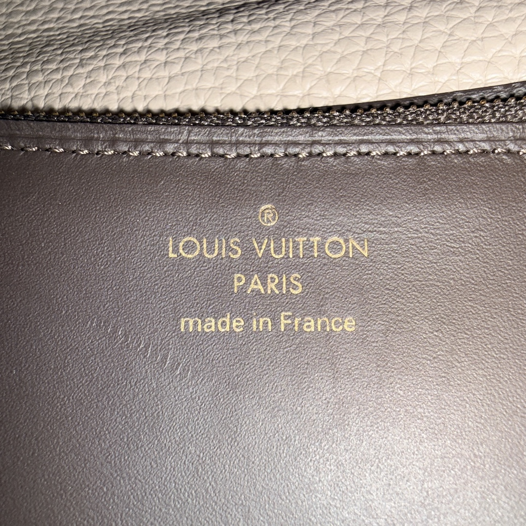 LOUIS VUITTON GELDBÖRSE 'CAPUCINES' AUS TAURILLON LEDER IN GALET (M61249)