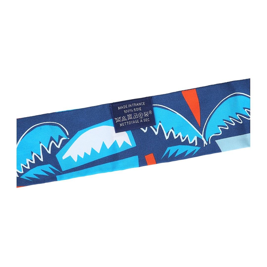 HERMÈS TWILLY 5X86CM 'SEA, SURF AND FUN' AUS SEIDE IN ROUGE/BLEU
