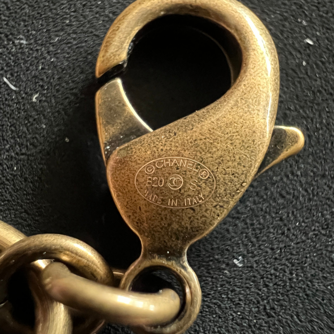 48295-Chanel-Halskette_2D_0006 CHANEL HALSKETTE AUS ALTGOLDFARBENEM METALL MIT STRASS BESETZT