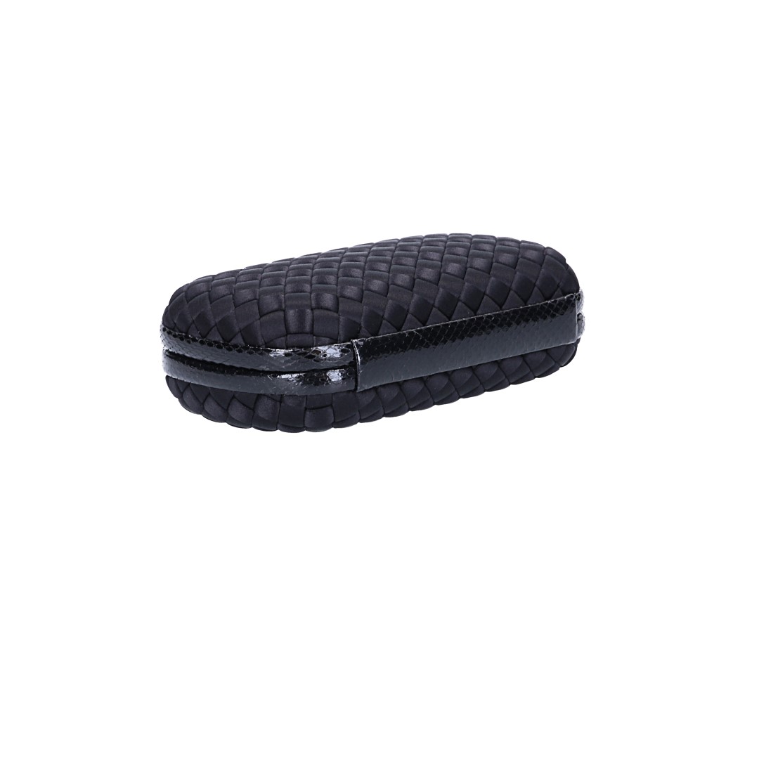 BOTTEGA VENETA KNOT CLUTCH HANDTASCHE AUS SEIDE IN SCHWARZ