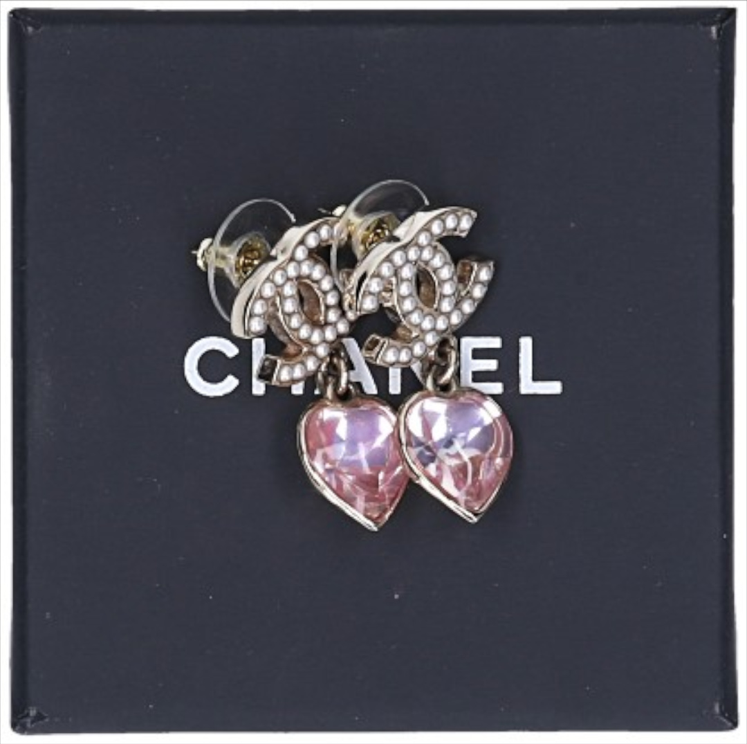 CHANEL OHRSTECKER AUS GOLDFARBENEM METALL MIT PERLEN UND SCHMUCKSTEINEN VERZIERT