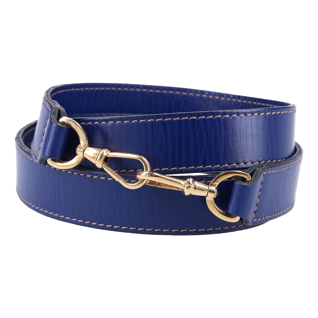 40518-Schulterriemen_2D_0001 WHOISLOUIS.COM SCHMALER SCHULTERRIEMEN AUS RINDSLEDER IN BLAU