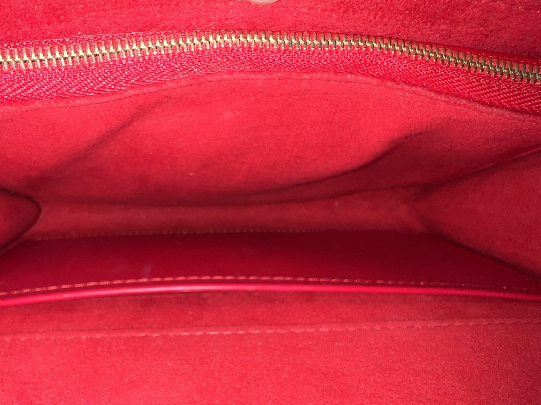 49754-01 LOUIS VUITTON POCHETTE LOUISE AIRY V HANDTASCHE AUS KALBSLEDER IN ROT