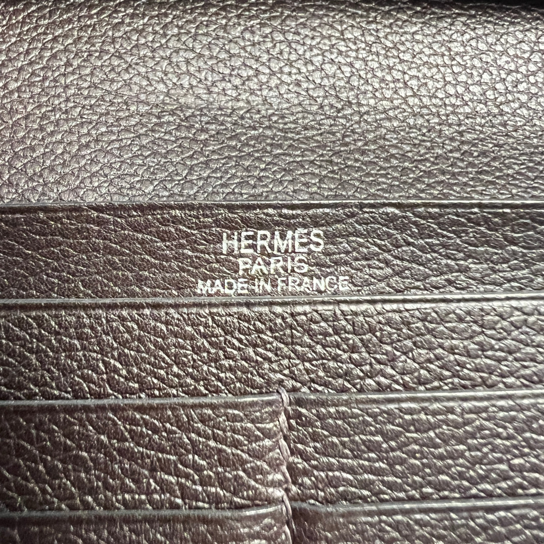 HERMÈS LANGE BRIEFTASCHE AUS GENARBTEM LEDER IN DUNKELBRAUN