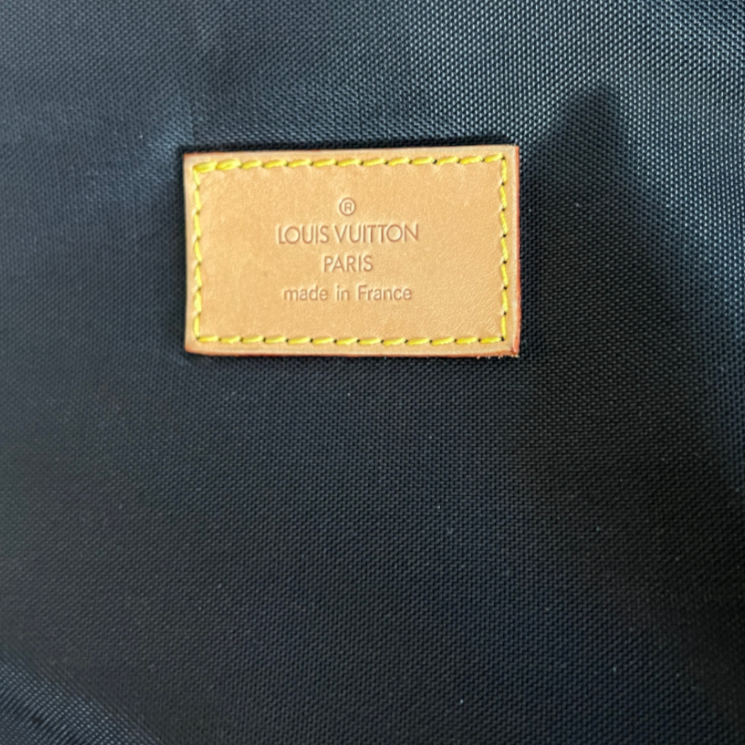 LOUIS VUITTON PORTABLE BANDOULIÈRE KLEIDERSCHUTZHÜLLE AUS DAMIER EBENE CANVAS