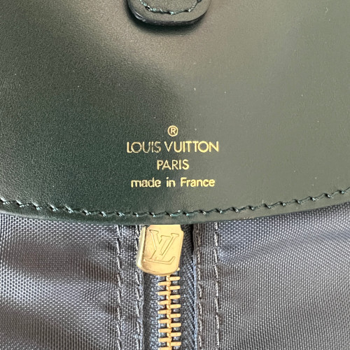 LOUIS VUITTON HOUSSE BERING KLEIDERSCHUTZHÜLLE AUS TAÏGA LEDER IN EPICÉA (M30134)