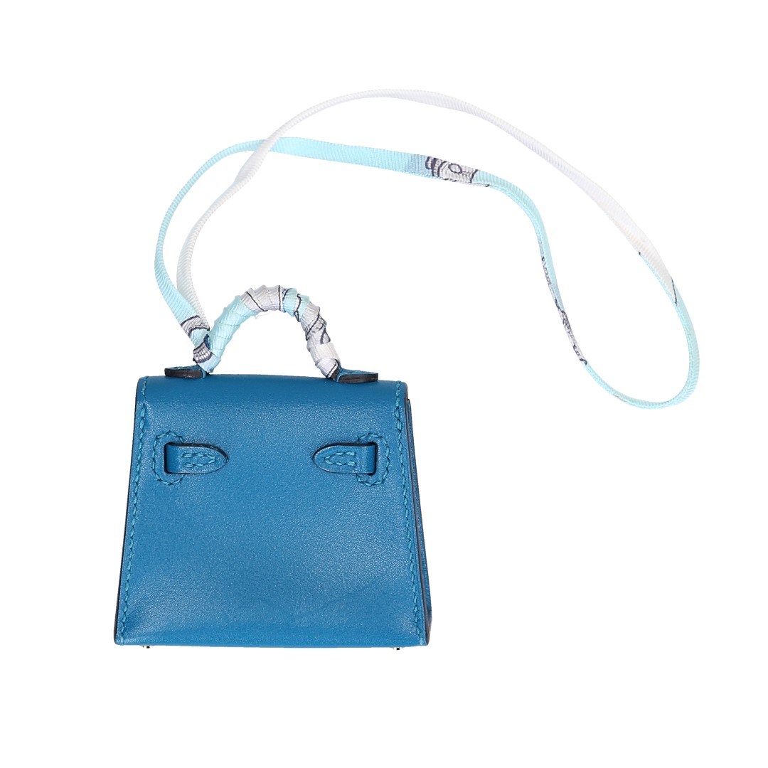 HERMÈS TASCHENACCESSOIRE ANHÄNGER 'KELLY TWILLY' AUS TADELAKT LEDER IN BLEU IZMIR MIT GHW