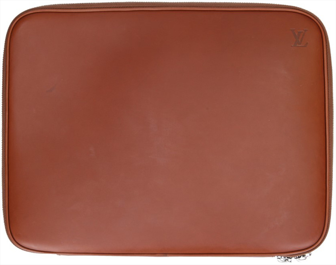 LOUIS VUITTON LAPTOP SLEEVE CLUTCH AUS NOMADE LEDER IN TOBACCO