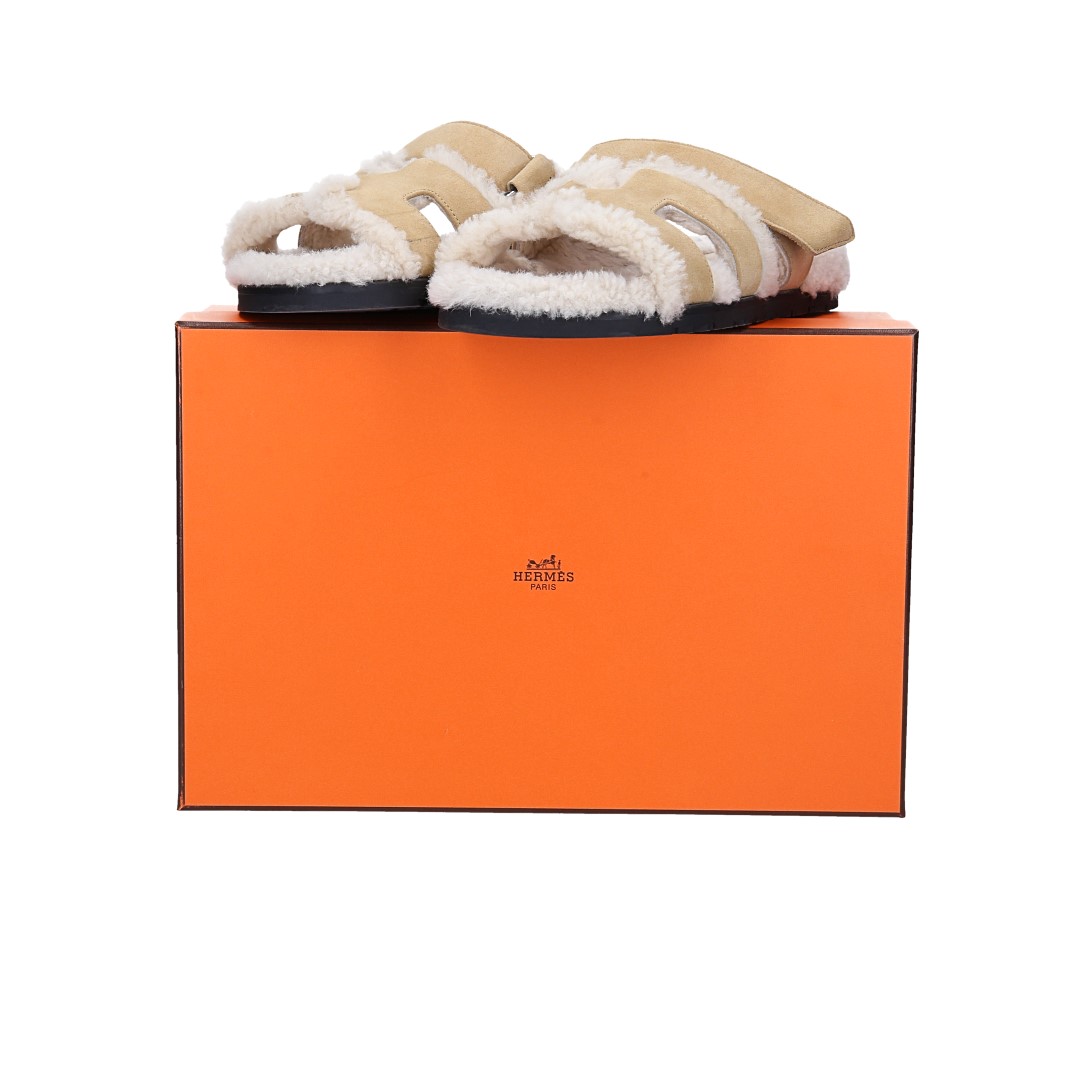 HERMÈS SANDALE 'CHYPRE' AUS KALBSLEDER IN ALBÂTRE UND FUTTER AUS SCHAFFELL IN ÉCRU IN GR. 35