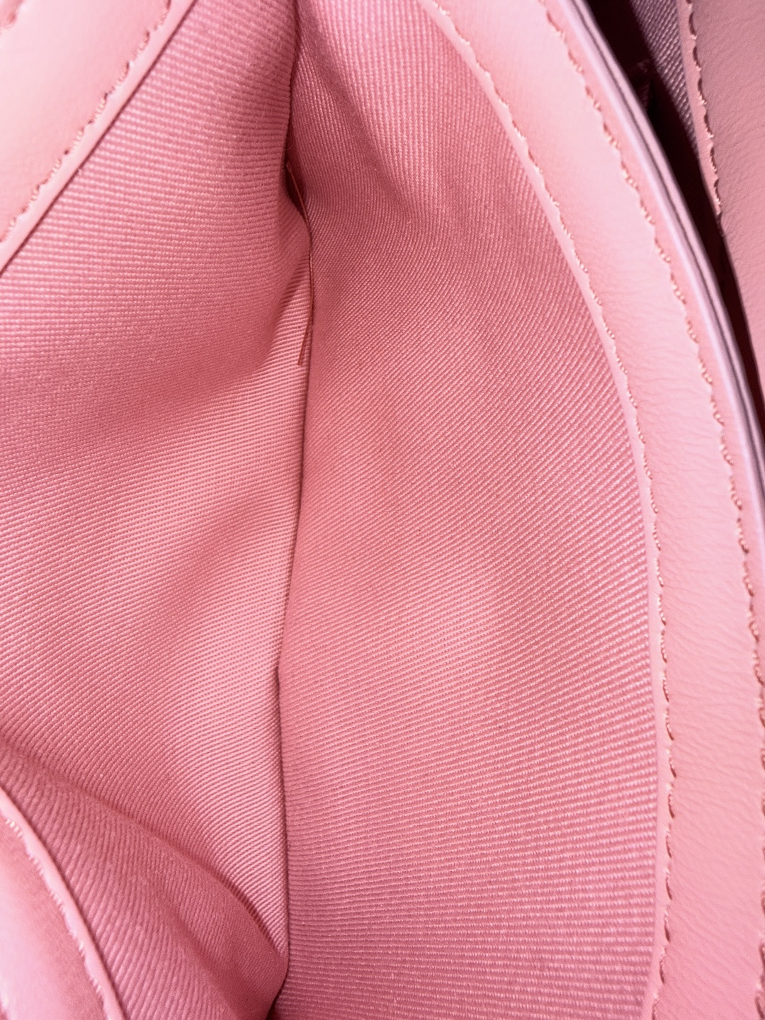 VERSACE MINIBAG KLEIO AUS GESTEPPTEM NAPPALEDER IN HELLROSA MIT GHW