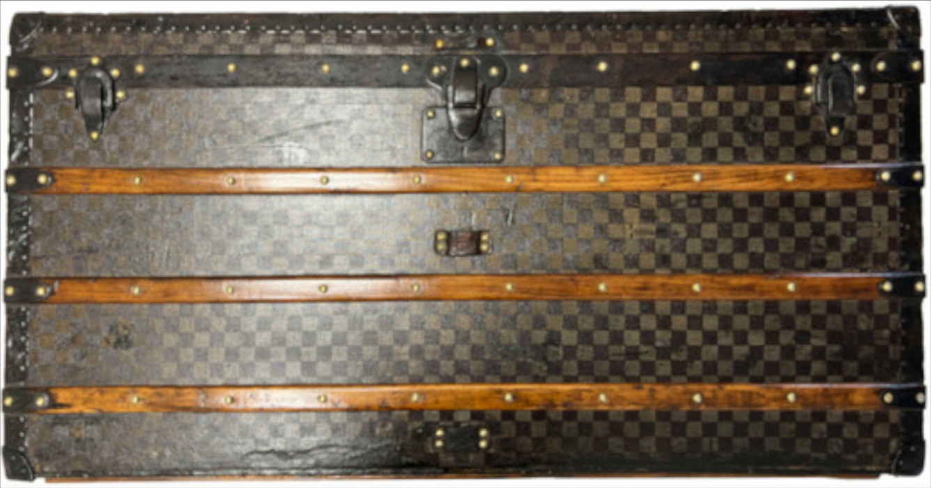 LOUIS VUITTON MALLE COURRIER TRUHE AUS DAMIER NOIR CA. 1890-1900