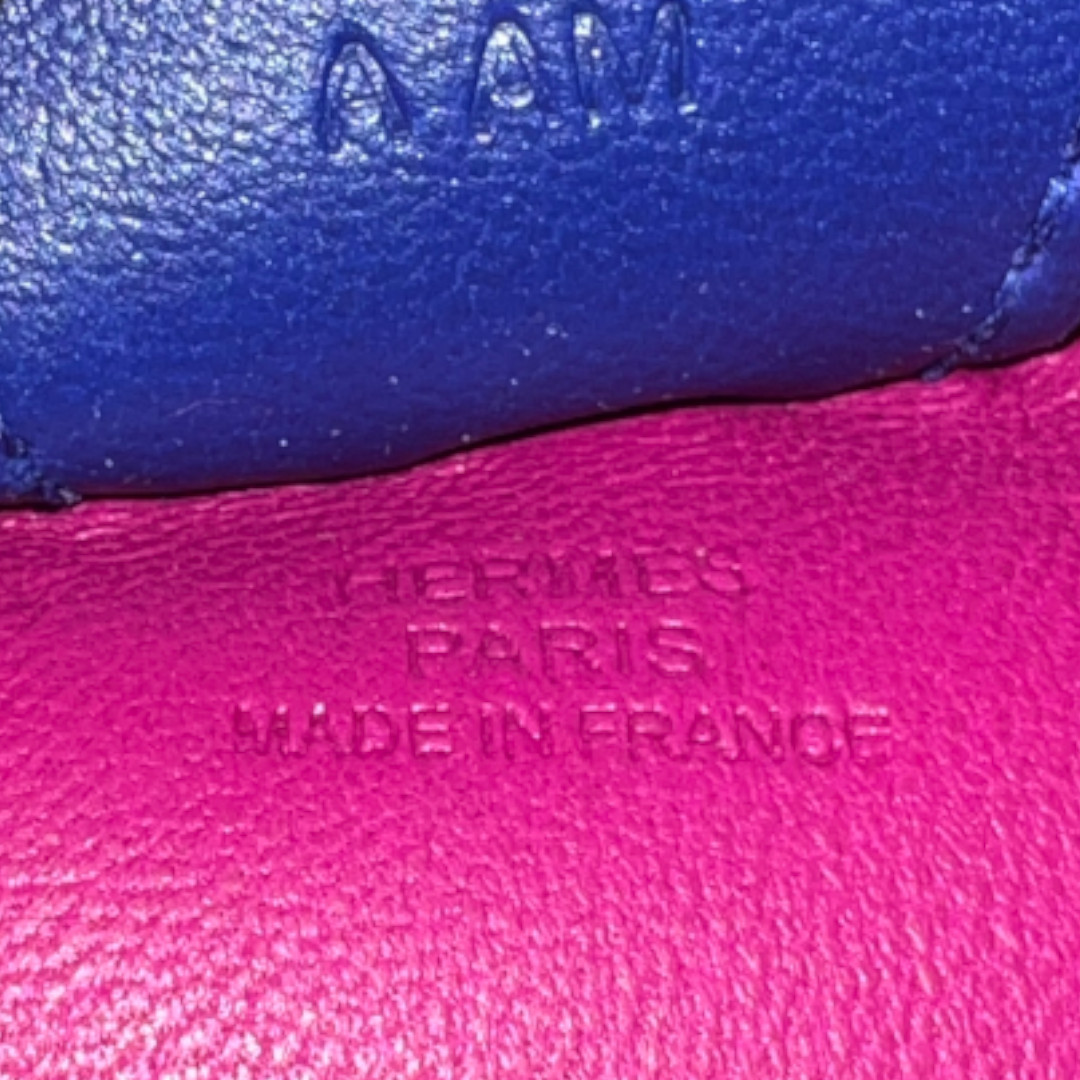 HERMÈS TASCHENACCESSOIRE ANHÄNGER 'RODÉO GM' IN ROSE POURPRE/MALACHIT/BLEU ELECTRIC