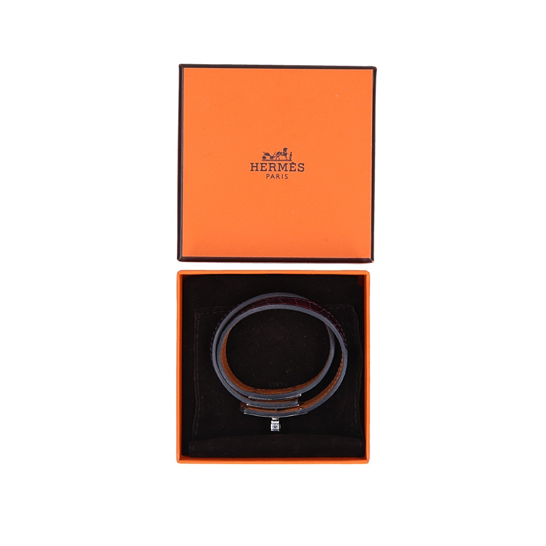 HERMÈS ARMBAND 'KELLY DOUBLE TOUR' AUS ALLIGATOR MISSISSIPPIENSIS LEDER IN AMETYST MIT PHW GR. T2/S