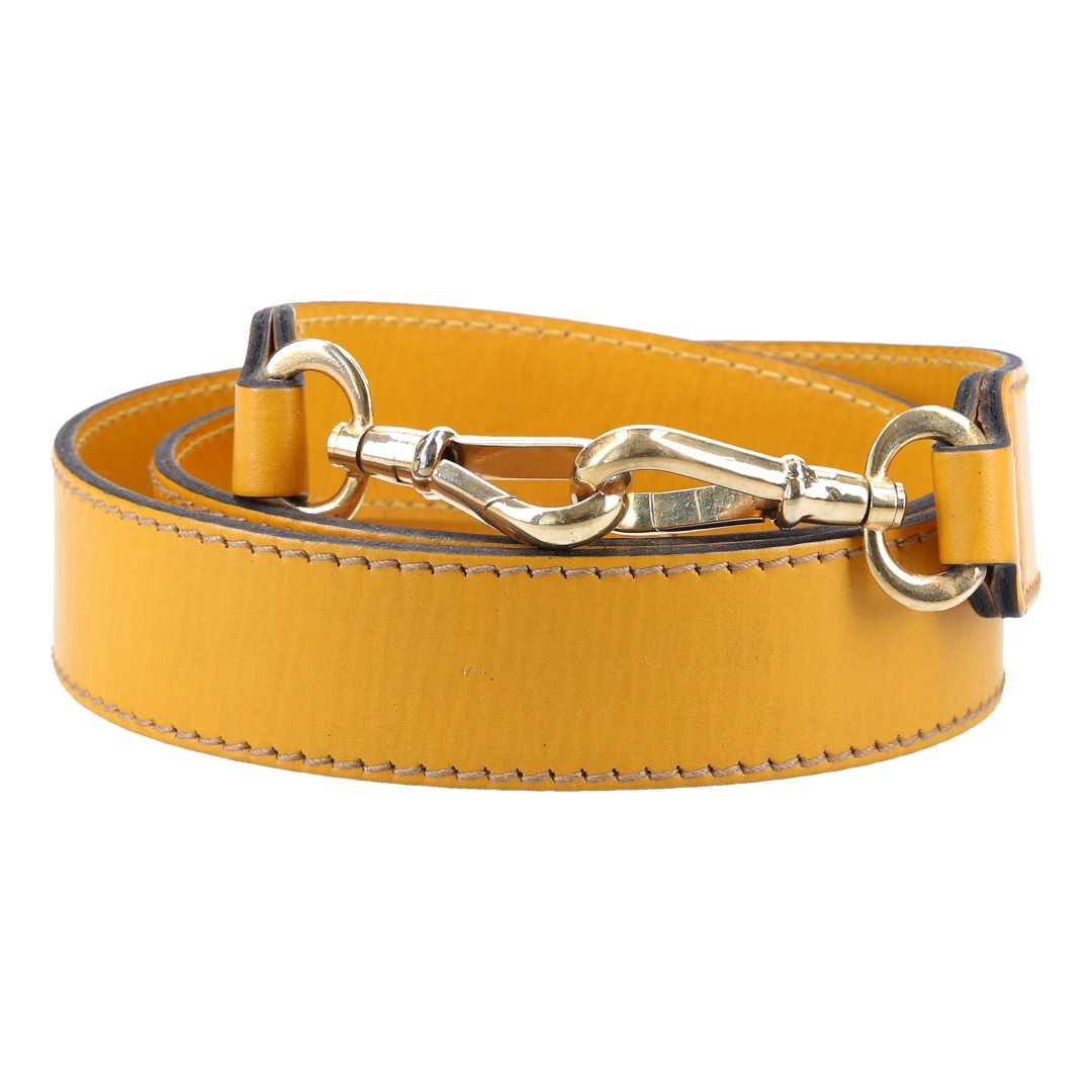40516-Schulterriemen_2D_0002 WHOISLOUIS.COM BREITER SCHULTERRIEMEN AUS RINDSLEDER IN GELB