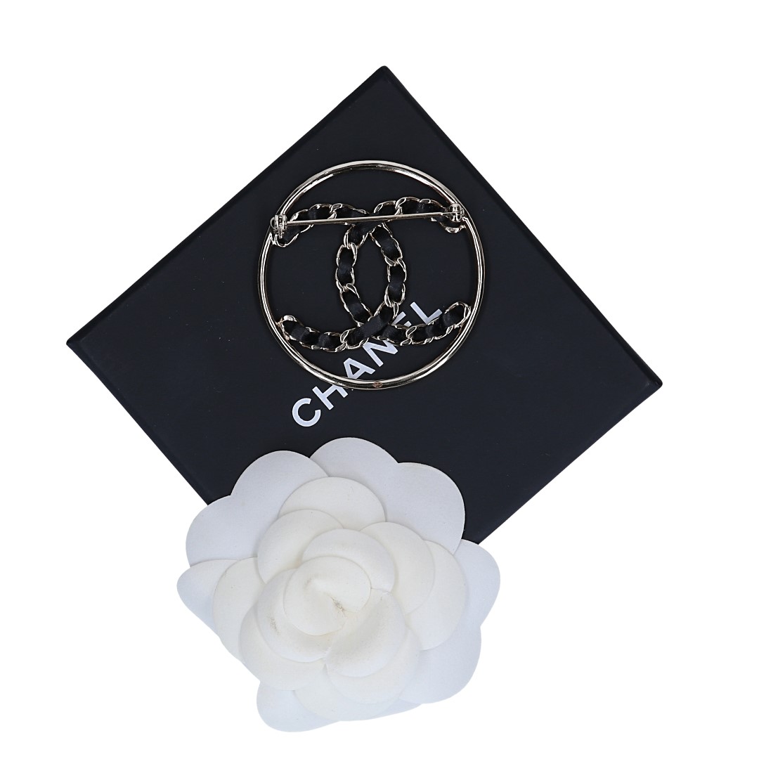 50914-CHANEL-Brosche_2D_0004 CHANEL BROSCHE AUS GOLDFARBENEM METALL UND LEDER