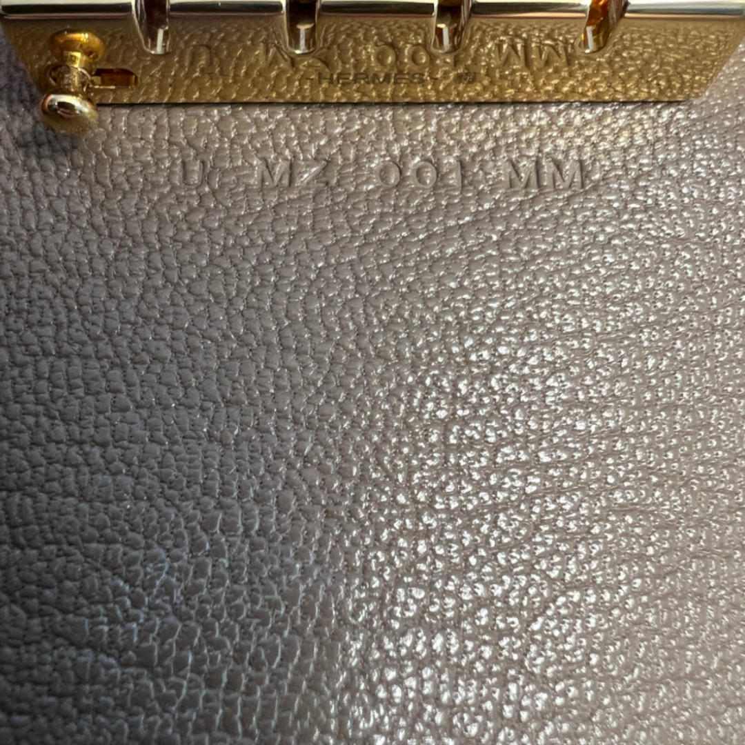 48257-Hermes-Schlusseletui-Braun_2D_0007 HERMÈS BÉARN SCHLÜSSELETUI AUS CHEVRE MYSORE IN ETOUPE MIT GHW