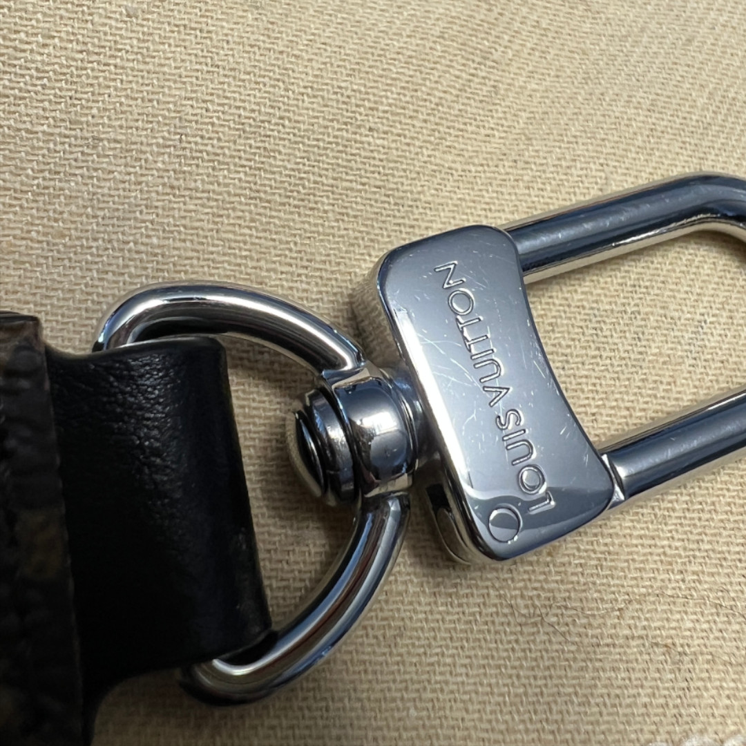 48884-LouisVuitton-Schlusselanh-anger_2D_0005 LOUIS VUITTON HANDGELENK-RIEMEN AUS MONOGRAM MACASSAR CANVAS