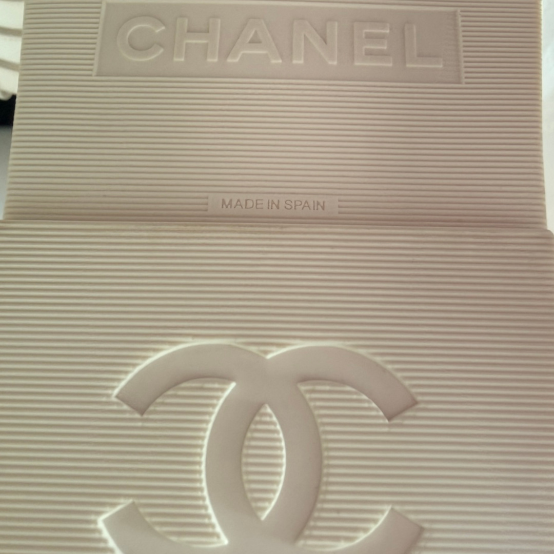 CHANEL SANDALE AUS LEDER UND BAST IN WEISS MIT GHW GR. 39 (B G45425)