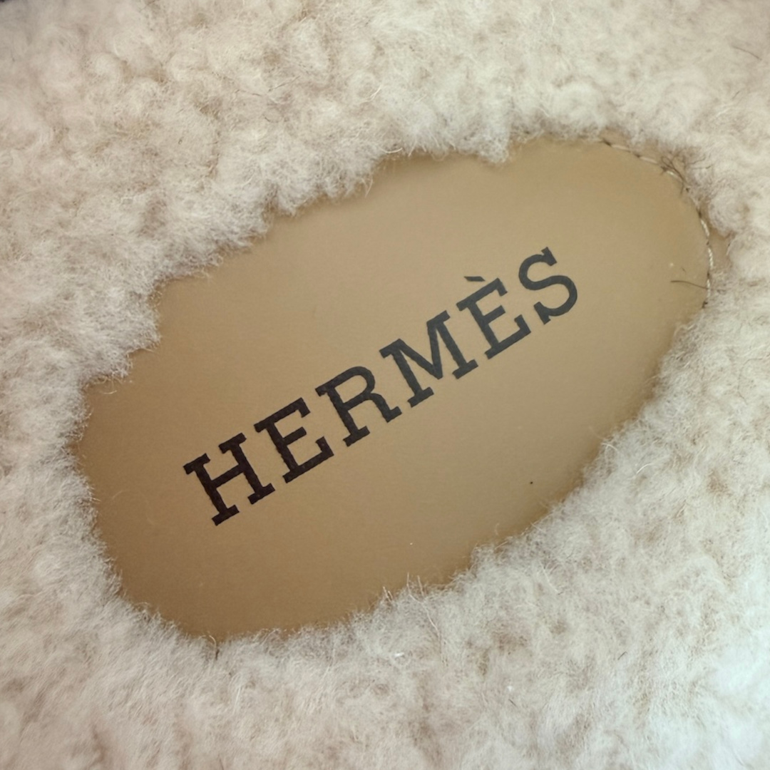 HERMÈS SANDALE 'CHYPRE' AUS KALBSLEDER IN ALBÂTRE UND FUTTER AUS SCHAFFELL IN ÉCRU IN GR. 35