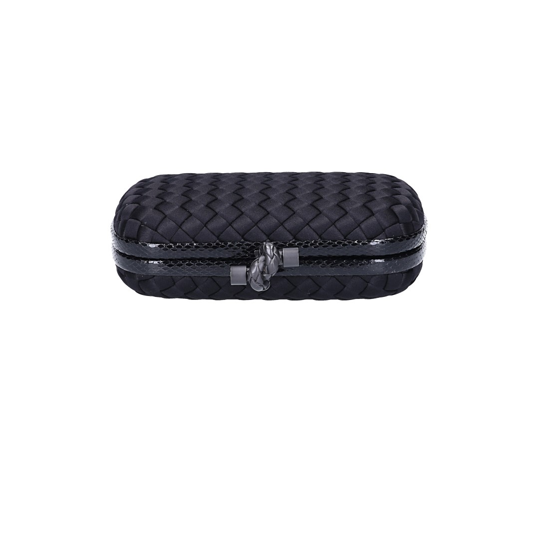 BOTTEGA VENETA KNOT CLUTCH HANDTASCHE AUS SEIDE IN SCHWARZ