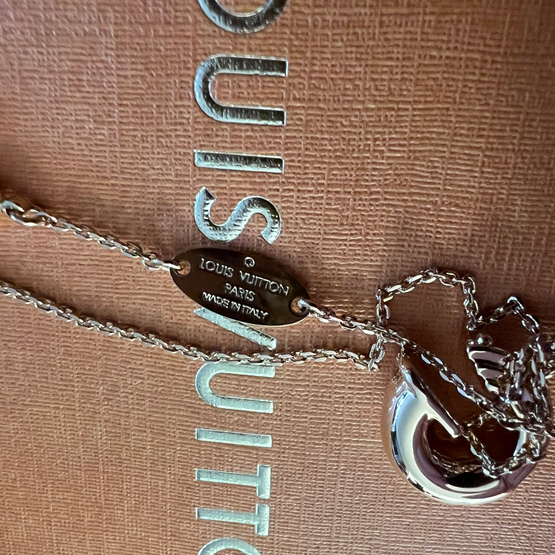 49520_Louis-Vuitton_1_2D_0005 LOUIS VUITTON HALSKETTE 'LV & ME BUCHSTABE G' AUS GOLDFARBENEM METALL (M61062)