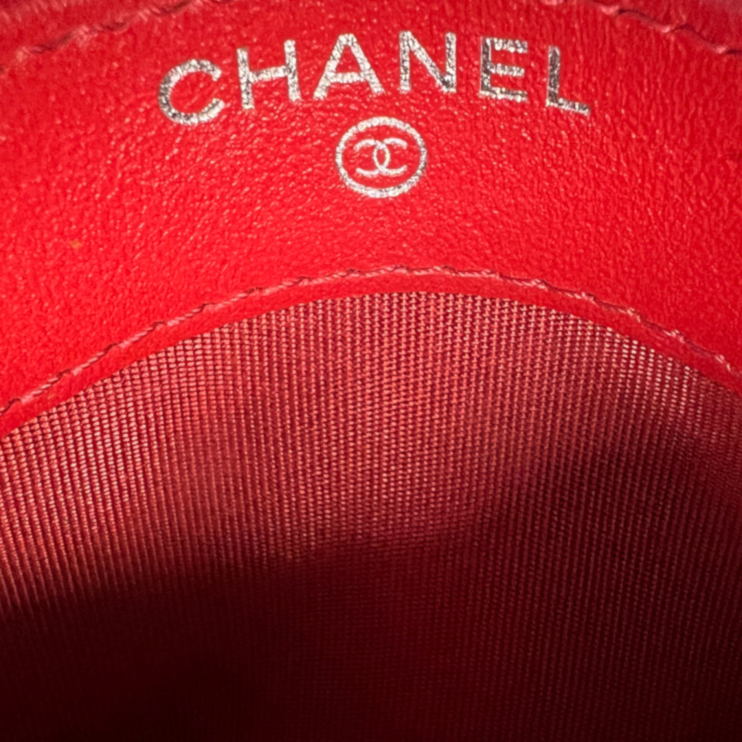 48049-Chanel-Portemonnaie_2D_0010 CHANEL KARTENETUI 'BOY' AUS GENARBTEM KALBSLEDER IN ROT MIT SHW (A84431)