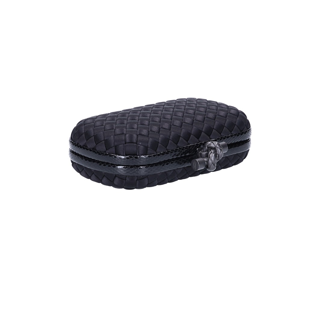 BOTTEGA VENETA KNOT CLUTCH HANDTASCHE AUS SEIDE IN SCHWARZ