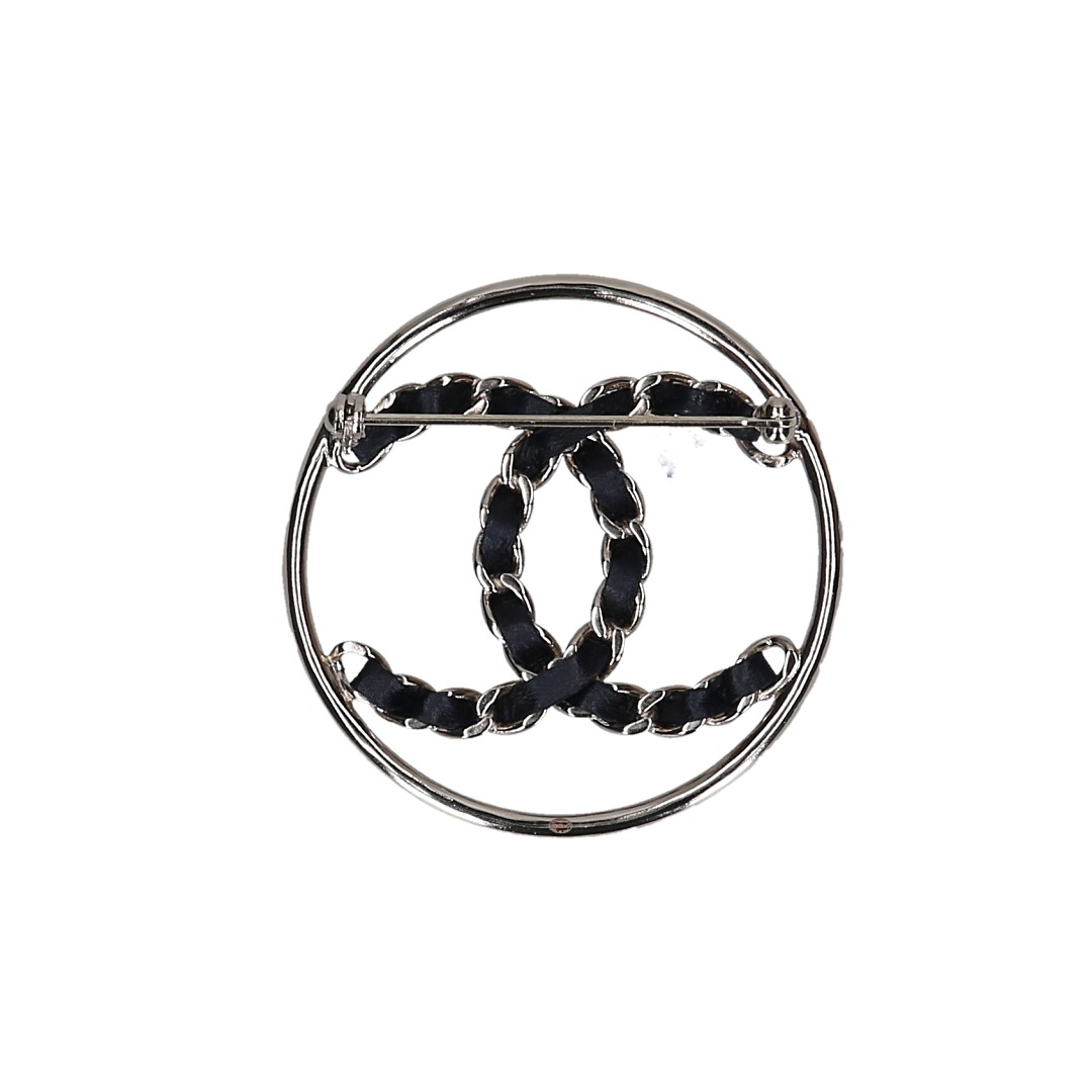 50914-CHANEL-Brosche_2D_0002 CHANEL BROSCHE AUS GOLDFARBENEM METALL UND LEDER