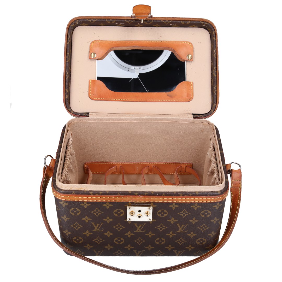 46774-Louis-Vuitton-Beauty-Case-Monogram_2D_0014