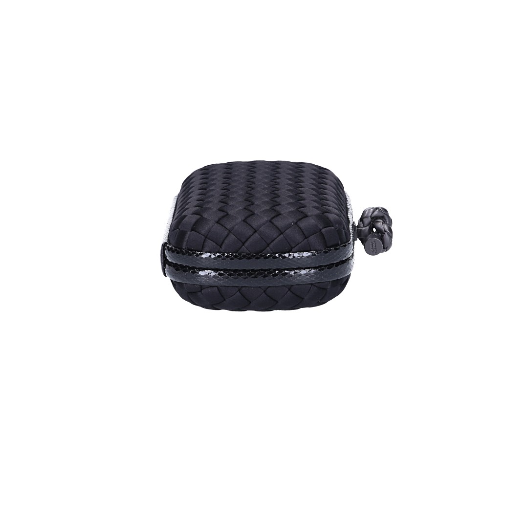 BOTTEGA VENETA KNOT CLUTCH HANDTASCHE AUS SEIDE IN SCHWARZ
