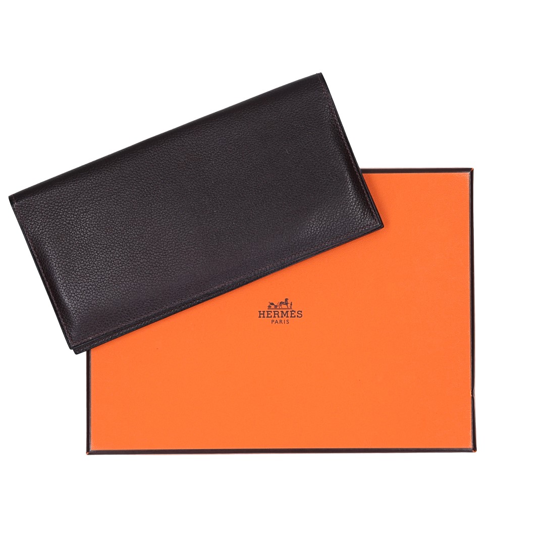 43671_Hermes_2D_0005 HERMÈS LANGE BRIEFTASCHE AUS GENARBTEM LEDER IN DUNKELBRAUN