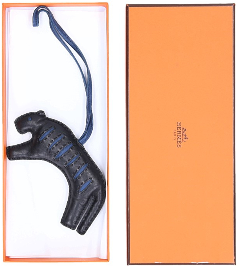 HERMÈS TASCHENACCESSOIRE ANHÄNGER 'TIGER ROOROO' AUS MILO LAMMLEDER IN NOIR/BLEU DE MALTE