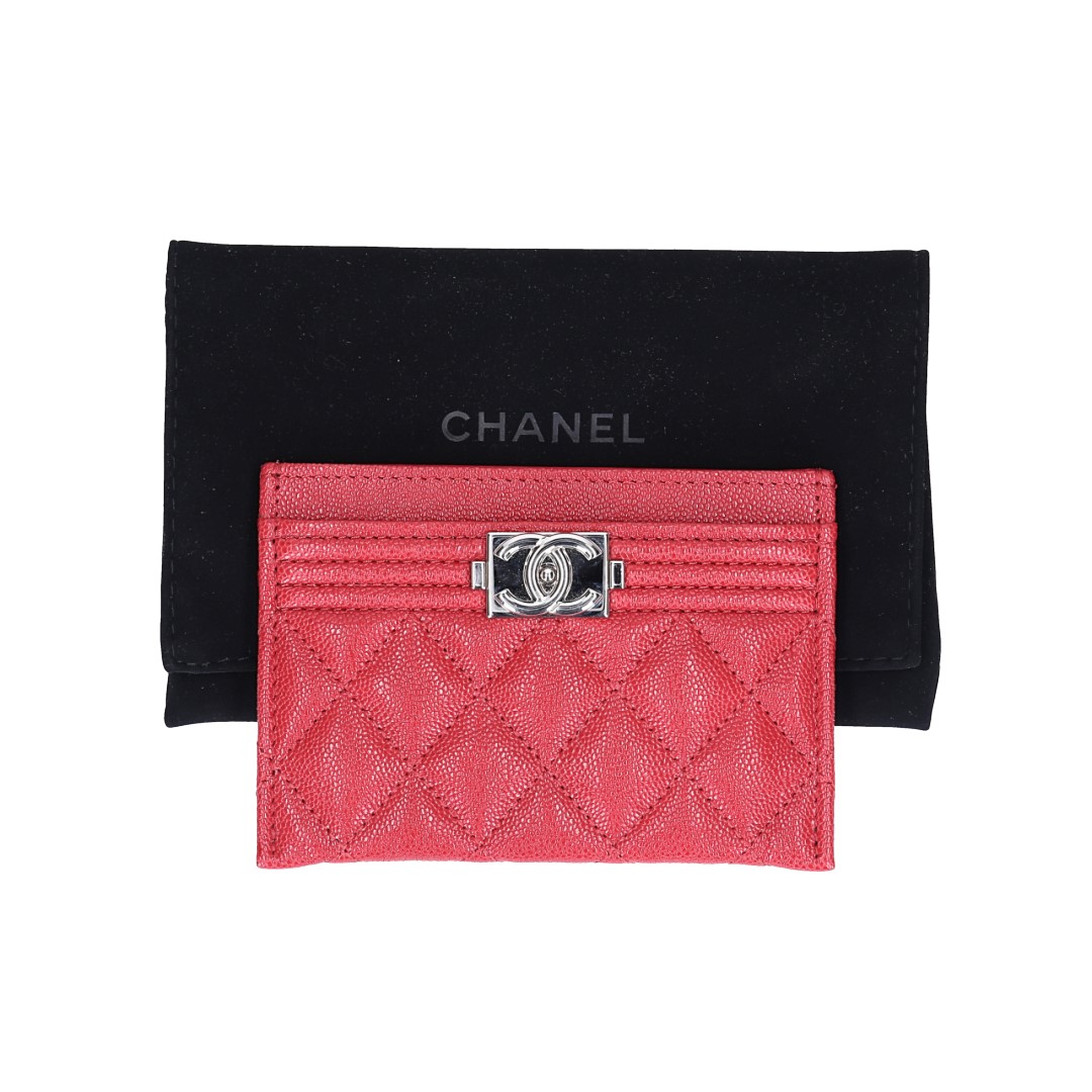 48049-Chanel-Portemonnaie_2D_0001 CHANEL KARTENETUI 'BOY' AUS GENARBTEM KALBSLEDER IN ROT MIT SHW (A84431)