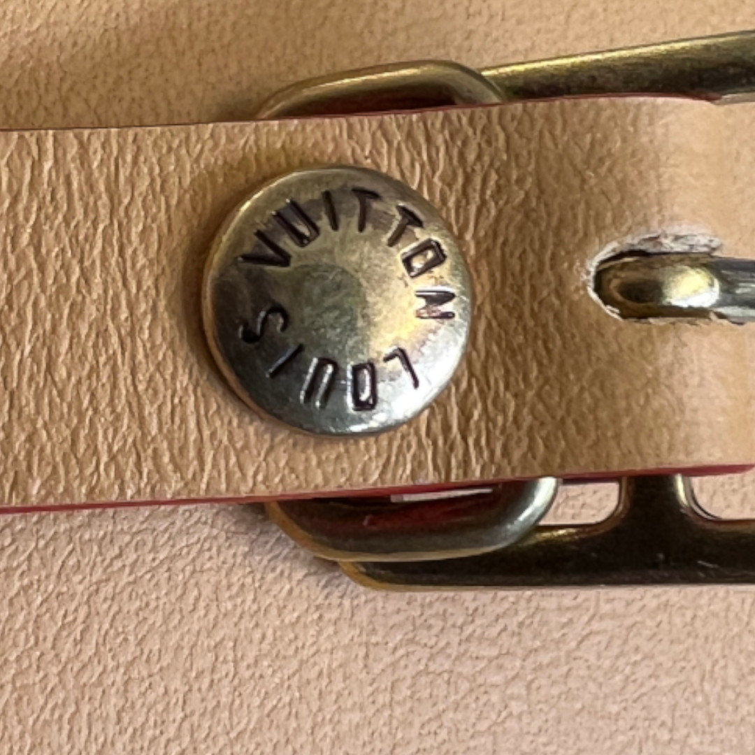 LOUIS VUITTON ADRESSANHÄNGER - TRAVEL TAG AUS PATINIERTEM, NATURBELASSENEM RINDSLEDER