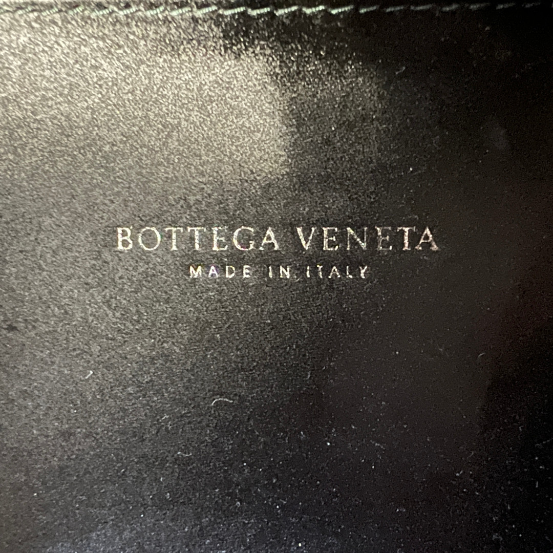 BOTTEGA VENETA KNOT CLUTCH HANDTASCHE AUS SEIDE IN SCHWARZ