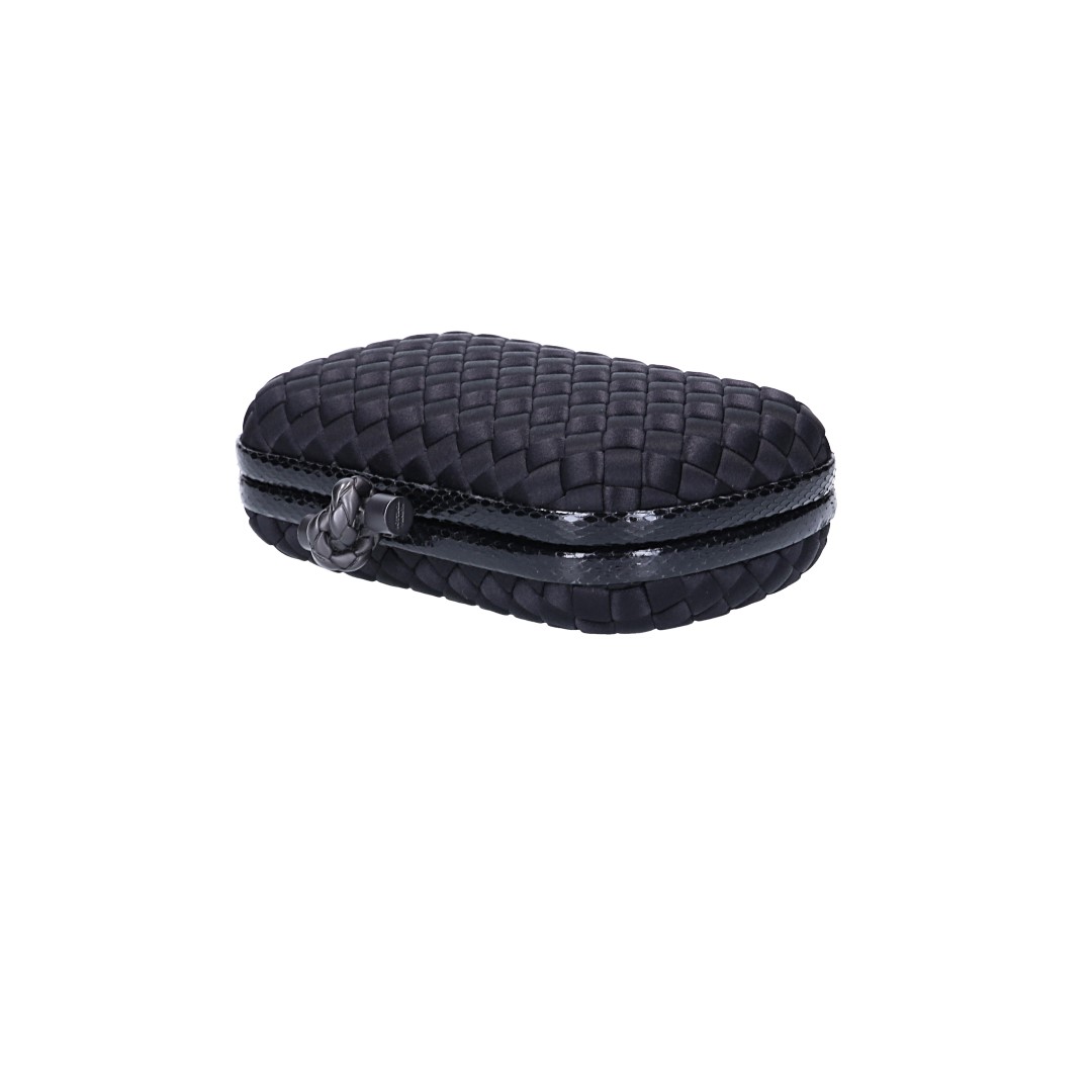 BOTTEGA VENETA KNOT CLUTCH HANDTASCHE AUS SEIDE IN SCHWARZ