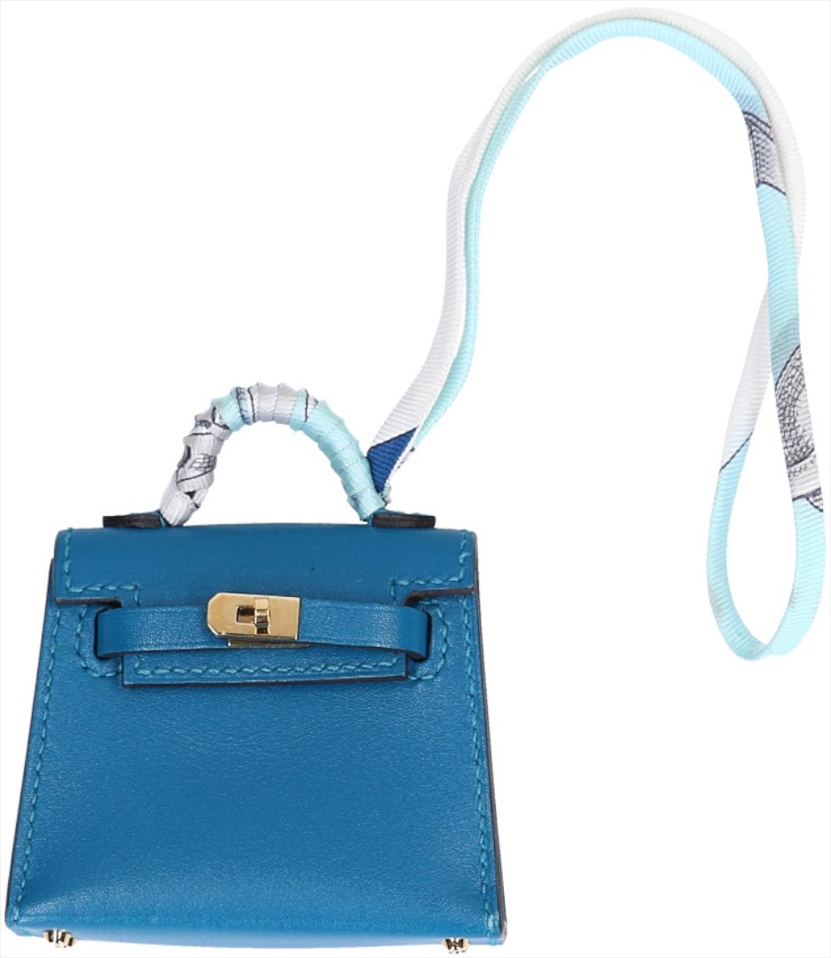 HERMÈS TASCHENACCESSOIRE ANHÄNGER 'KELLY TWILLY' AUS TADELAKT LEDER IN BLEU IZMIR MIT GHW