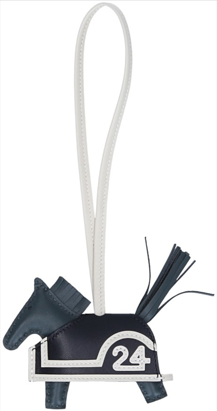 HERMÈS TASCHENACCESSOIRE ANHÄNGER 'RODÉO 24 PM' AUS MILO-LAMMLEDER IN VERT MANGROVE/NOIR/CRAIE