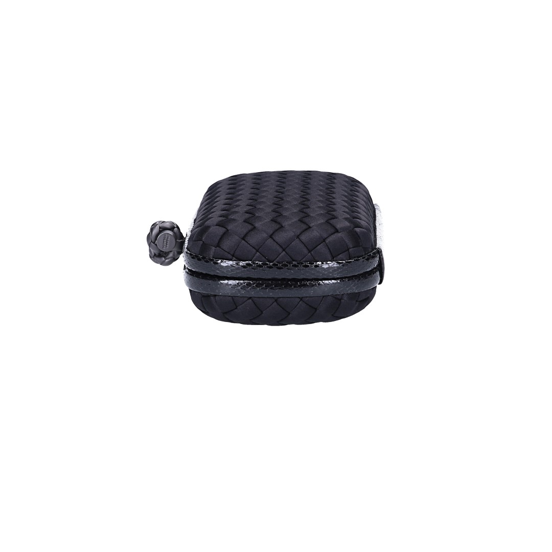BOTTEGA VENETA KNOT CLUTCH HANDTASCHE AUS SEIDE IN SCHWARZ