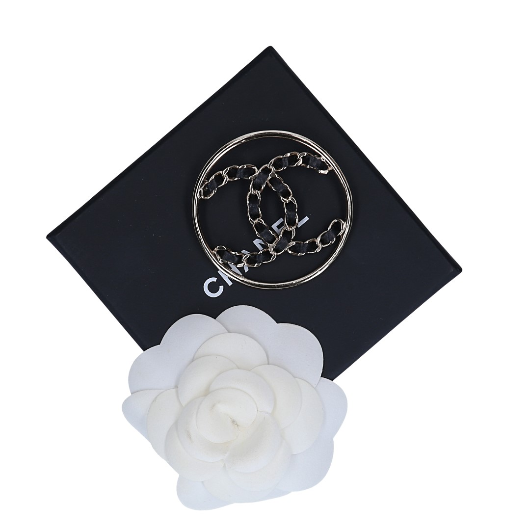 50914-CHANEL-Brosche_2D_0003 CHANEL BROSCHE AUS GOLDFARBENEM METALL UND LEDER