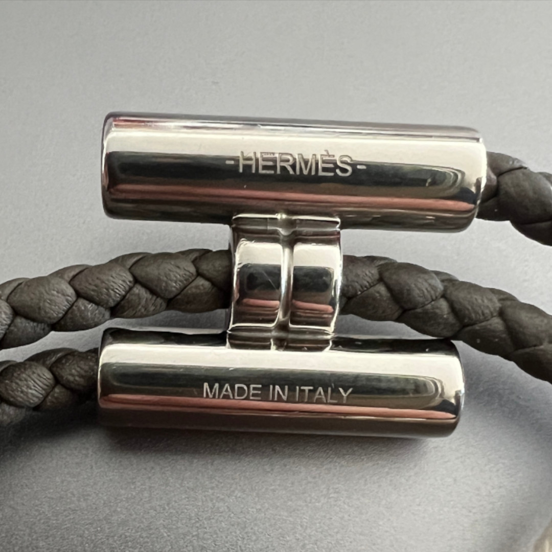 HERMÈS ARMBAND 'TOURNIS TRESSÉ' AUS SWIFT-KALBSLEDER IN GRIS ÉTAIN MIT PHW GR. T4