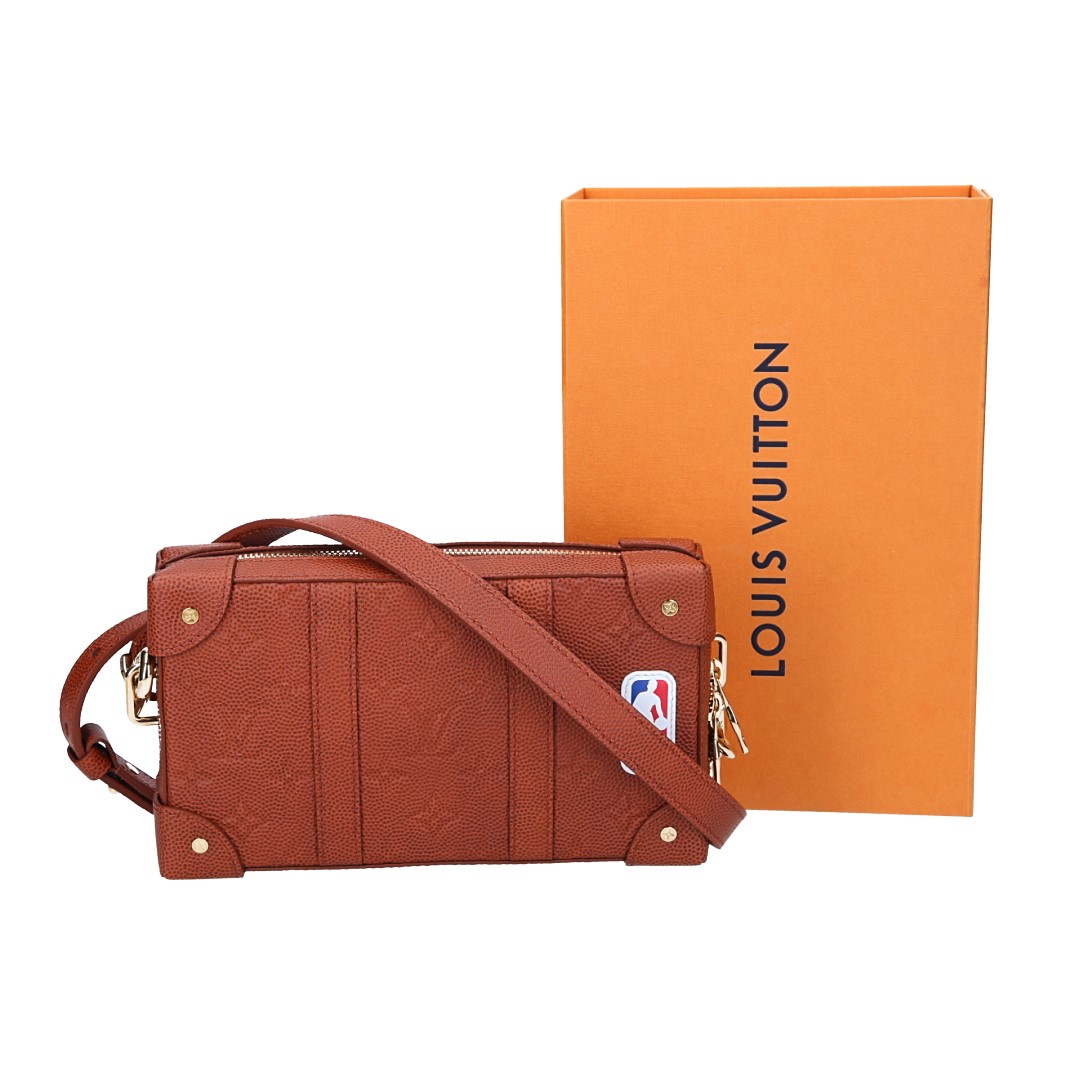 LOUIS VUITTON X NBA SOFT TRUNK WALLET UMHÄNGETASCHE AUS MONOGRAM EMPREINTE LEDER (M80549)