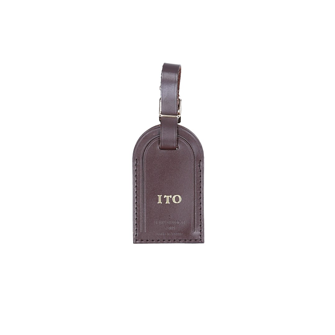 50947-LouisVuitton-Tag-Bruan-ITO_2D_0001 LOUIS VUITTON - ITO - ADRESSANHÄNGER MIT INITIALEN AUS RINDSLEDER IN DUNKELBRAUN