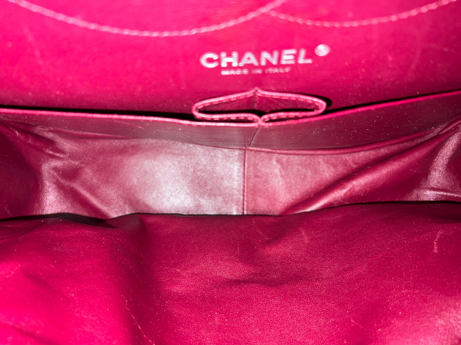 44777-Chanel-Umh-ngetasche_2D_0017 CHANEL 2.55 REISSUE FLAP HANDTASCHE (227) AUS TEXTIL IN BEERENROT (A37590)