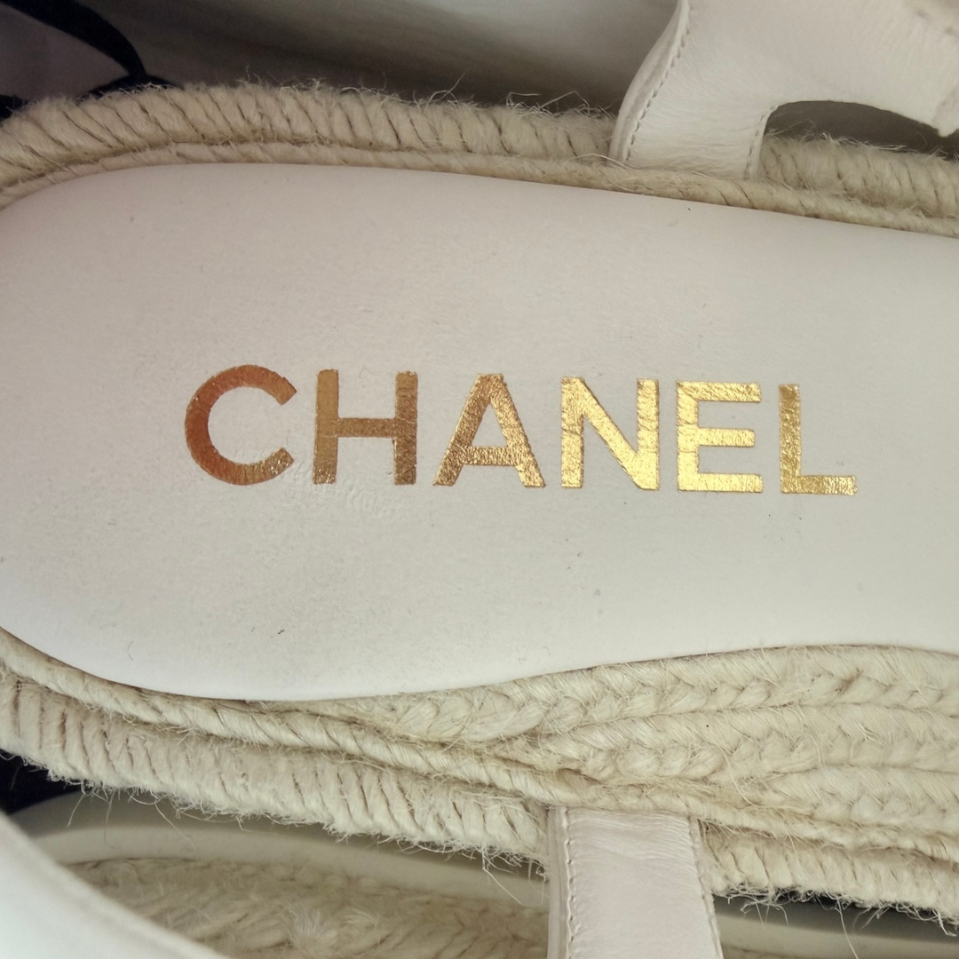 CHANEL SANDALE AUS LEDER UND BAST IN WEISS MIT GHW GR. 39 (B G45425)